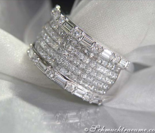 Luxurious Diamond Band with Princess Diamonds (3,04 ct.) Luxurious Diamond Band with Princess Diamonds (3,04 ct.)