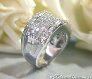Luxurious Diamond Band with Princess Diamonds (3,04 ct.) Luxurious Diamond Band with Princess Diamonds (3,04 ct.)