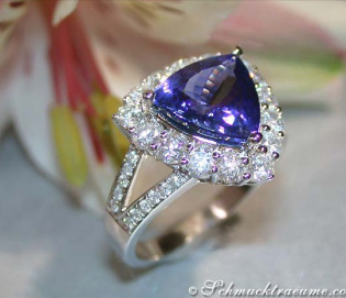 Premium Tanzanite Ring with Diamonds Premium Tanzanite Ring with Diamonds