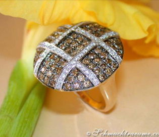 Extravaganter Ring mit naturbraunen & weißen Brillanten