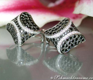 Puristische Ohrstecker mit schwarzen und weißen Diamanten