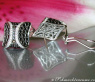 Puristische Ohrstecker mit schwarzen und weißen Diamanten #4