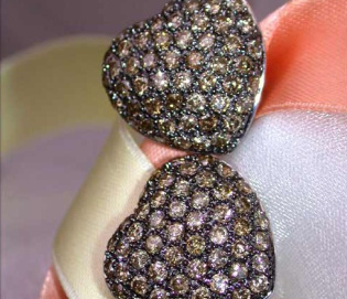 Feminine braune Diamanten Herz Ohrstecker