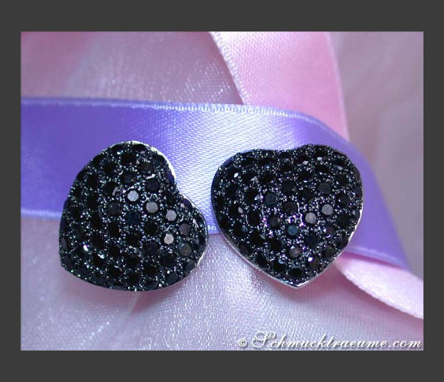 Feminine schwarze Diamanten Ohrstecker im Herz-Design #1 Feminine schwarze Diamanten Ohrstecker im Herz-Design #1
