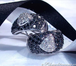 Herz Ohrstecker mit schwarzen & weißen Diamanten Herz Ohrstecker mit schwarzen & weißen Diamanten