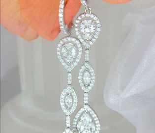Höchst feminine Diamanten Ohrgehänge im Illusion-Design Höchst feminine Diamanten Ohrgehänge im Illusion-Design