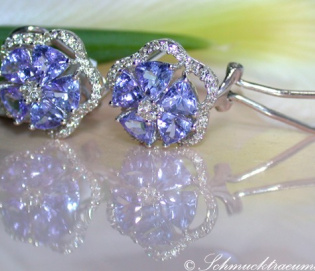 Feminine Tansanit Ohrstecker im Blüten Design Feminine Tansanit Ohrstecker im Blüten Design