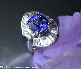 Excellent Tanzanite Ring with Diamonds Excellent Tanzanite Ring with Diamonds