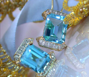 Feine Blautopas Ohrstecker mit Diamanten