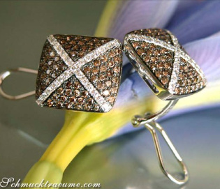 Außergewöhnliche Ohrstecker mit weißen & naturbraunen Brillanten
