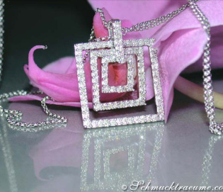 Quadratischer Diamanten Anhänger an Kette Quadratischer Diamanten Anhänger an Kette