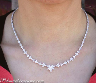 Herrliches Brillanten Collier im floralen Design Herrliches Brillanten Collier im floralen Design