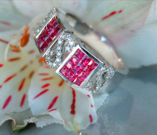 Aparter Rubin Ring mit Brillanten