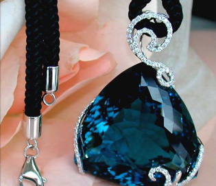 Exquisites Blautopas Collier mit Brillanten Exquisites Blautopas Collier mit Brillanten