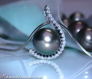 Attraktiver Tahitiperle Anhänger mit Brillanten Kragen Attraktiver Tahitiperle Anhänger mit Brillanten Kragen