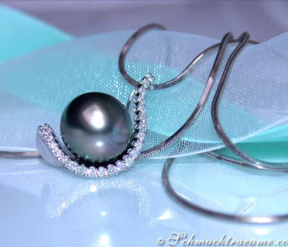 Attraktiver Tahitiperle Anhänger mit Brillanten Kragen Attraktiver Tahitiperle Anhänger mit Brillanten Kragen
