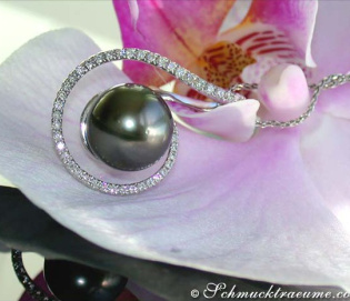 Raffinierter Tahitiperle Anhänger mit Brillanten Raffinierter Tahitiperle Anhänger mit Brillanten