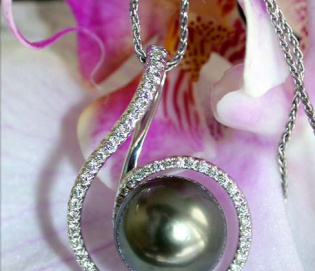 Raffinierter Tahitiperle Anhänger mit Brillanten Raffinierter Tahitiperle Anhänger mit Brillanten