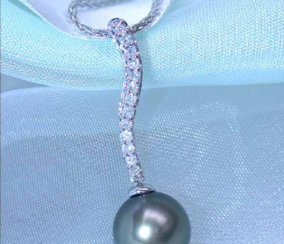 Zeitloser Tahitiperle Anhänger mit Brillanten Zeitloser Tahitiperle Anhänger mit Brillanten