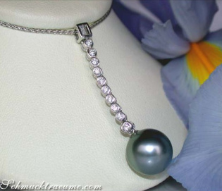 Extra langer Tahitiperle Anhänger mit Brillanten Extra langer Tahitiperle Anhänger mit Brillanten