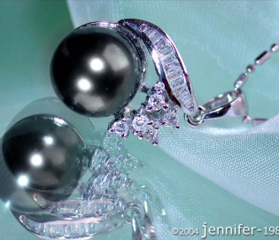 Femininer Tahitiperle Anhänger mit Diamanten Femininer Tahitiperle Anhänger mit Diamanten