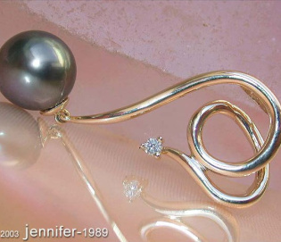Femininer Tahitiperle Anhänger mit Brillant in Gelbgold