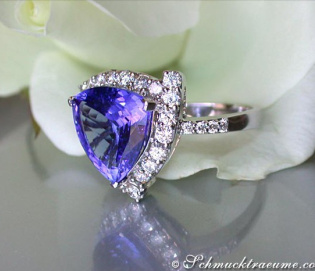 Attractive Tanzanite Ring with Diamonds Attractive Tanzanite Ring with Diamonds
