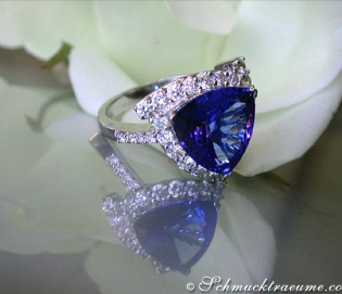 Attractive Tanzanite Ring with Diamonds Attractive Tanzanite Ring with Diamonds