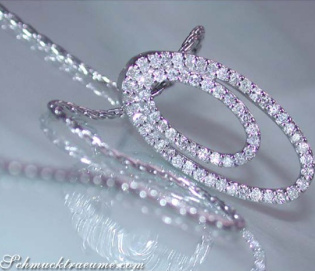 Feinster Brillanten Anhänger in Ellipsen Form