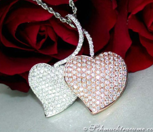 Exquisiter Doppel Herz Anhänger mit Diamanten Exquisiter Doppel Herz Anhänger mit Diamanten