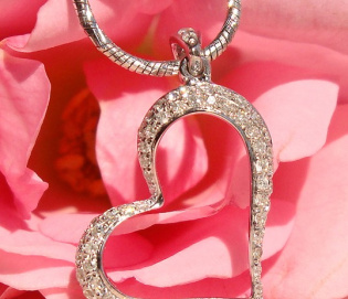 Graziler Diamanten Anhänger im Herz Design Graziler Diamanten Anhänger im Herz Design