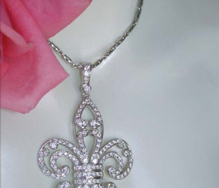 Attraktiver Brillanten Anhänger im "Fleur de Lis" Stil Attraktiver Brillanten Anhänger im "Fleur de Lis" Stil