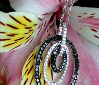 Attraktiver schwarze Diamanten Anhänger in Oval-Form Attraktiver schwarze Diamanten Anhänger in Oval-Form