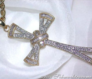 Ausgesuchter Diamanten Kreuz Anhänger in Gelbgold Ausgesuchter Diamanten Kreuz Anhänger in Gelbgold