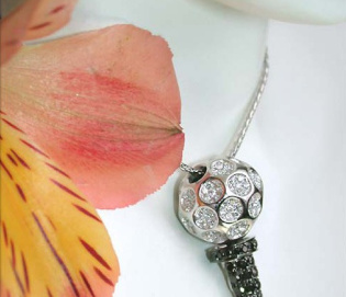 Attraktiver Golf Tee Anhänger mit schwarzen & weißen Diamanten