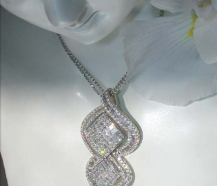 Prachtvoller Diamanten Anhänger (Princess, Baguette & Brillant Schliff) Prachtvoller Diamanten Anhänger (Princess, Baguette & Brillant Schliff)