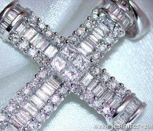 Imposanter Diamanten Kreuz Anhänger Imposanter Diamanten Kreuz Anhänger