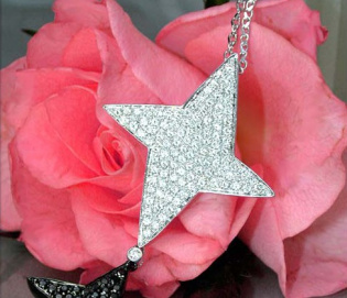 Wundervoller Stern Anhänger mit schwarzen Diamanten & Brillanten Wundervoller Stern Anhänger mit schwarzen Diamanten & Brillanten