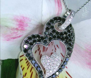 Charmanter Herz Anhänger mit schwarzen Diamanten Charmanter Herz Anhänger mit schwarzen Diamanten