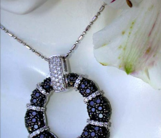 Opulenter Anhänger mit schwarzen Diamanten & Brillanten Opulenter Anhänger mit schwarzen Diamanten & Brillanten