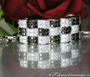 Eigenwilliger schwarze Diamanten Anhänger im Schachbrett Design Eigenwilliger schwarze Diamanten Anhänger im Schachbrett Design