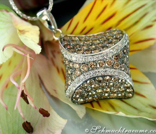 Massiver Anhänger mit naturbraunen & weißen Brillanten Massiver Anhänger mit naturbraunen & weißen Brillanten