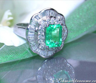 Glorious Emerald Ring with Diamonds Glorious Emerald Ring with Diamonds