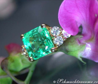 Exquisite Emerald Diamond Ring Exquisite Emerald Diamond Ring