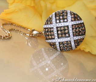 Extravaganter Anhänger mit weißen & naturbraunen Brillanten Extravaganter Anhänger mit weißen & naturbraunen Brillanten