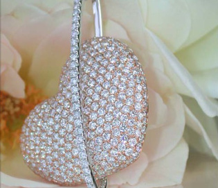 Außergewöhnlicher Diamanten Herz Anhänger (4,79 ct.) Außergewöhnlicher Diamanten Herz Anhänger (4,79 ct.)