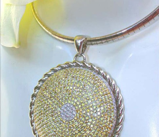 Opulenter Anhänger mit gelben Saphiren (Ø 4 cm) Opulenter Anhänger mit gelben Saphiren (Ø 4 cm)