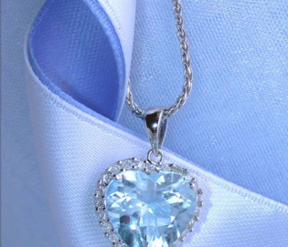 Graziler Aquamarin Herz Anhänger mit Diamanten