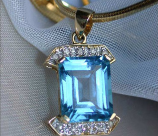 Feiner Blautopas Anhänger mit Diamanten