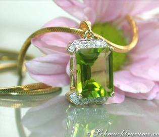Feiner Peridot Anhänger mit Diamanten